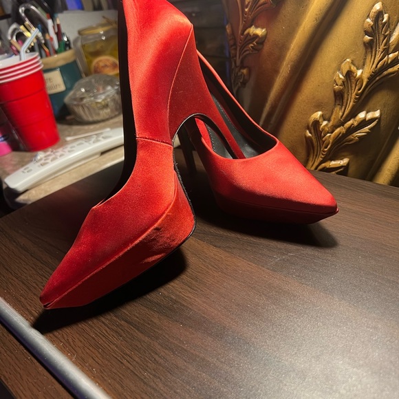 Size 6 1/2 Pour la Victoire red satin heels - Picture 4 of 8